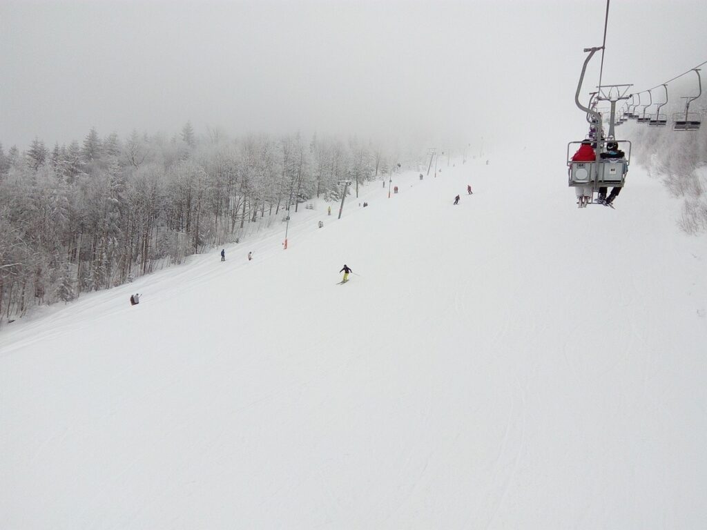 悪天候時のスキー場ゲレンデの画像