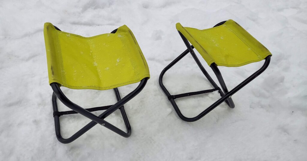 折りたたみ椅子2個の画像
