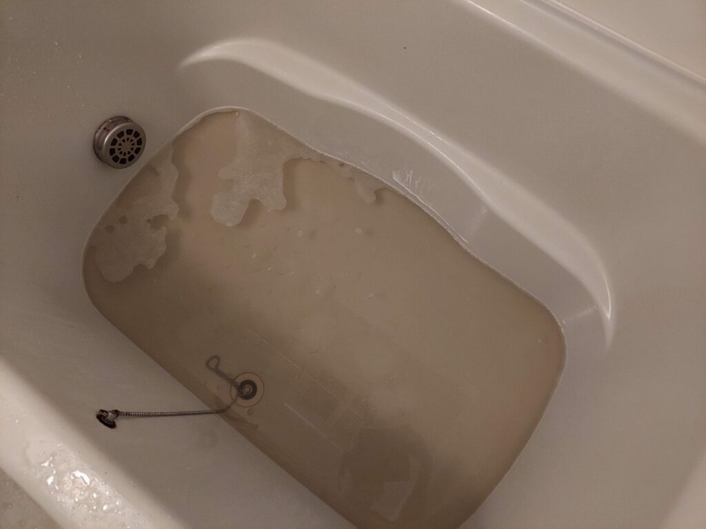 浴槽の水が汚れた後の画像