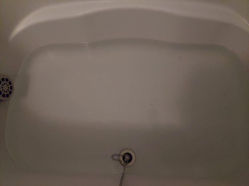 浴槽にお湯をはった画像