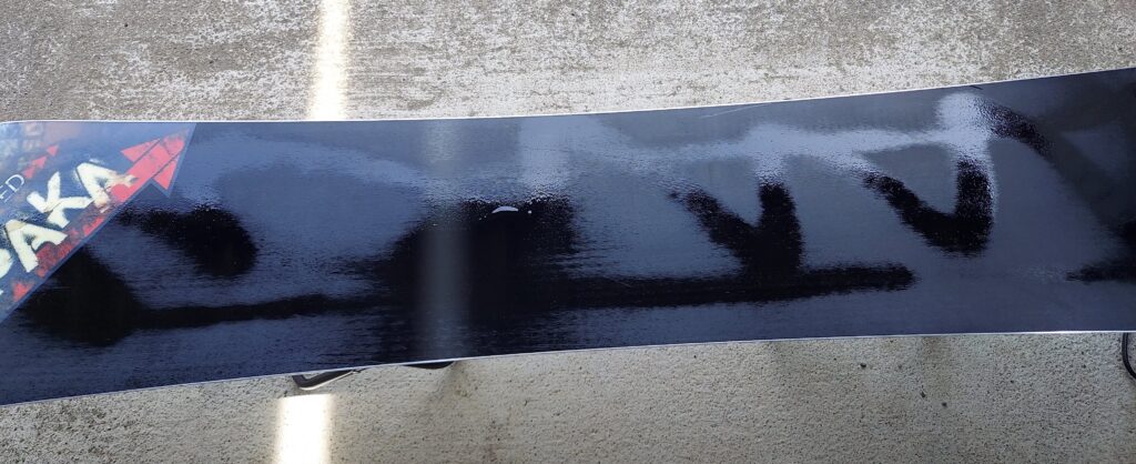 スノーボードのソールにリムーバーを塗布した後の画像
