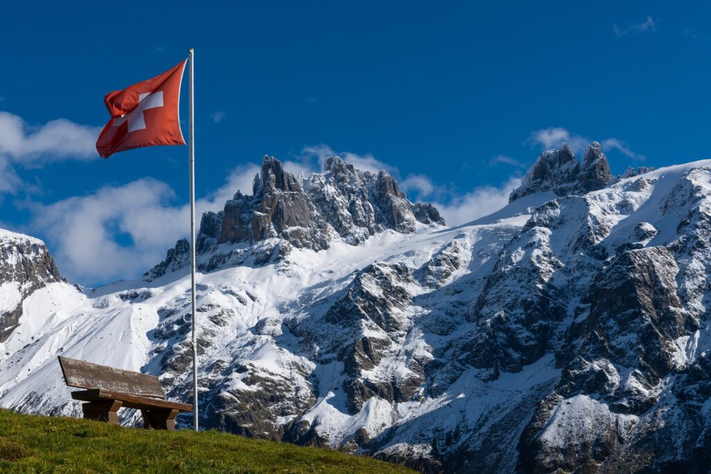 スイス国旗と山の写真