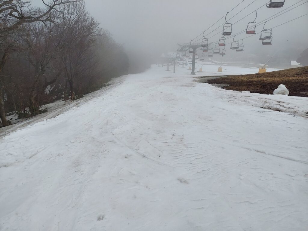雨の日のスキー場