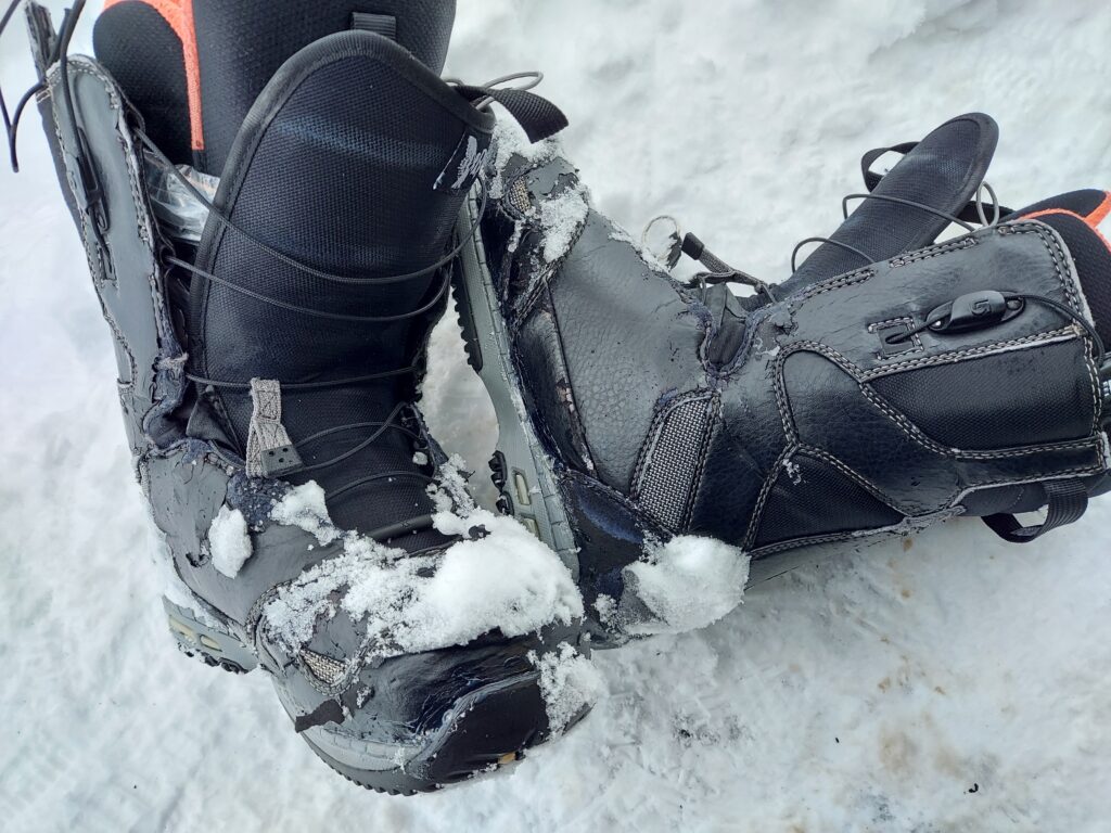雪の中のブーツの画像