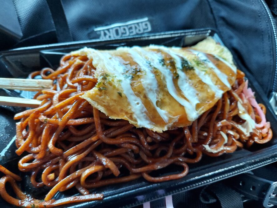 白馬五竜スキー場の駐車場で食べたオムそば