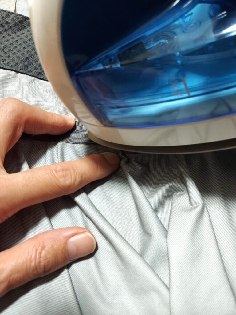 皺を伸ばしながら