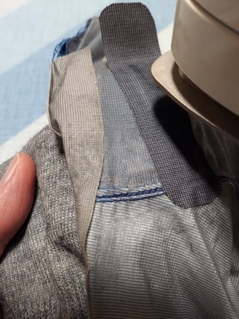 裏から手で支える